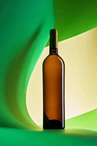Bottiglia di vino su sfondo carta artistica — Foto Stock