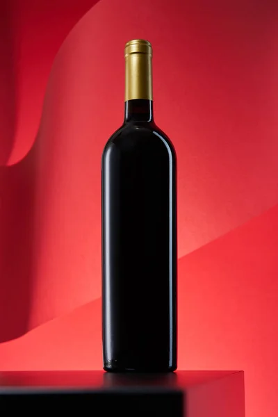 Sanatsal arka planda şarap şişesi — Stok fotoğraf