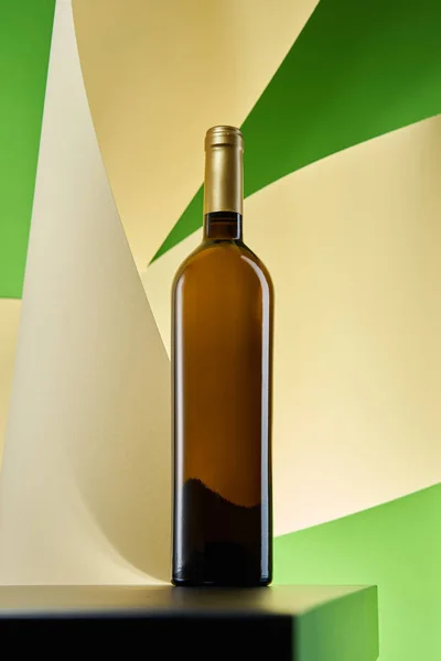 Garrafa de vinho no fundo de papel artístico — Fotografia de Stock