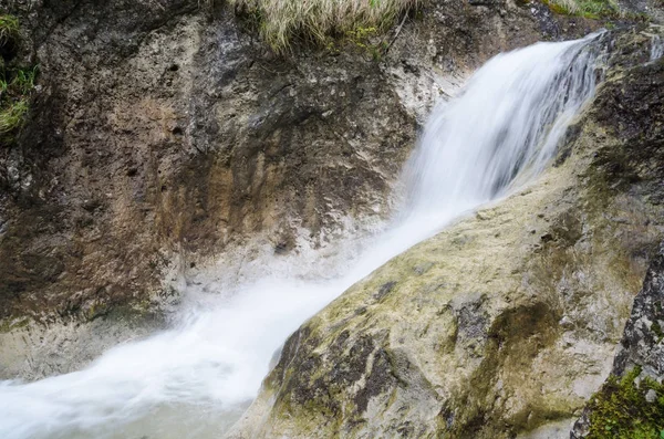 Cascada en cañón rocoso en Mala Fatra NP, Eslovaquia — Foto de Stock