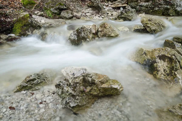 Ruch niewyraźne creek przepływ wody w Np Mala Fatra, Słowacja — Zdjęcie stockowe