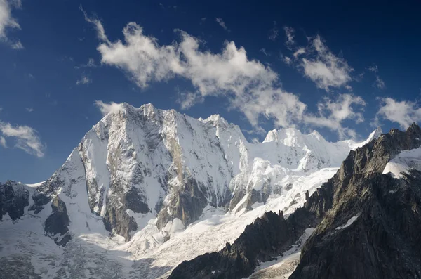 Nordwand des Grandess Jorasses, französische Alpen mit Neuschnee — Stockfoto