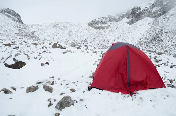 冬のスイス アルプスでのキャンプ — ストック写真