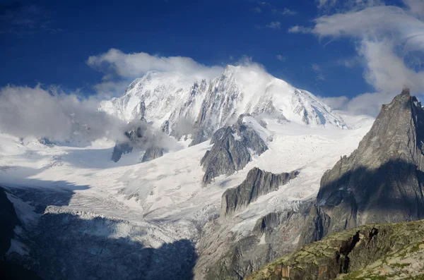 白雪皑皑的最高峰的勃朗峰在法国阿尔卑斯山与新鲜的雪 — 图库照片