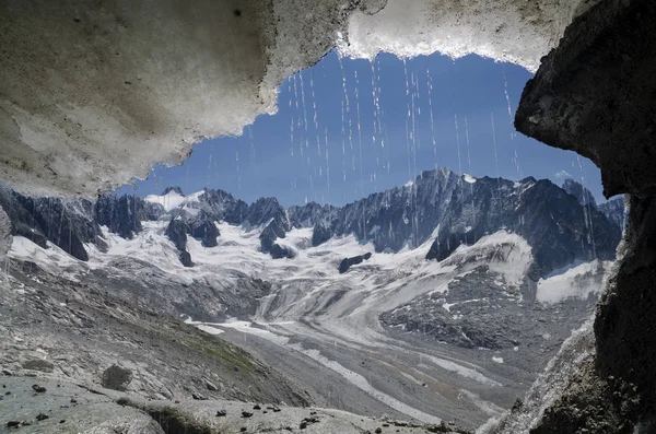 Blick aus der Eishöhle über dem Talefre-Gletscher in den französischen Alpen — Stockfoto