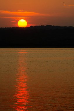 Denizden romantik renkli günbatımı