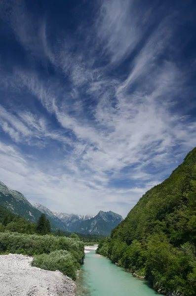 Soca Flusstal mit Bergen, Slowenien — Stockfoto