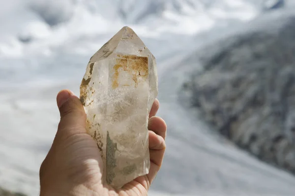 Cristal de cuarzo claro natural recién excavado — Foto de Stock