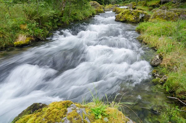 Pârâul sălbatic în sălbăticia norvegiană — Fotografie, imagine de stoc