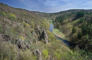 Spring valley manzara nehir, rock kayalıklarla ve ormanlar ile