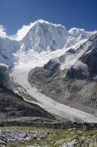 Grandes Jorasses piek en Leschaux gletsjer in de Alpen — Stockfoto