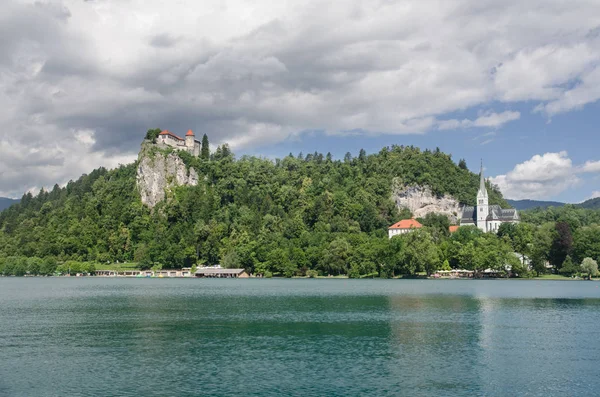 Lago di Bled con montagne e castello — Foto Stock