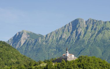 Slovenya 'nın Kobarid kentindeki Wwi Anıtı ve Kilisesi