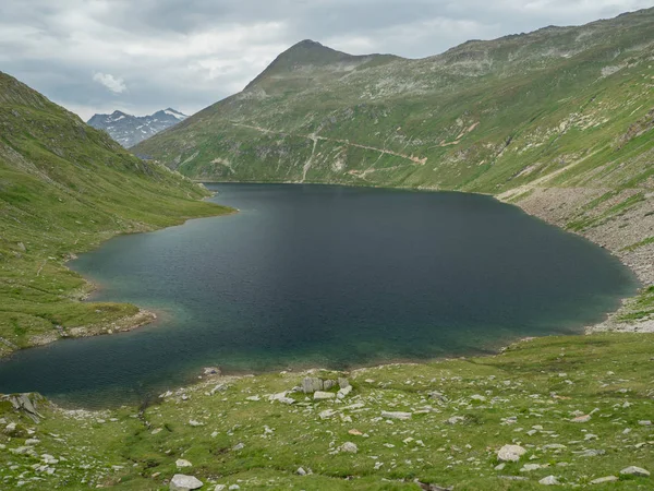 Estate Paesaggio alpino con lago e cime erbose — Foto Stock