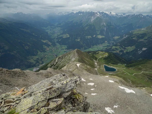 Alpejska panorama ze skalistego szczytu — Zdjęcie stockowe