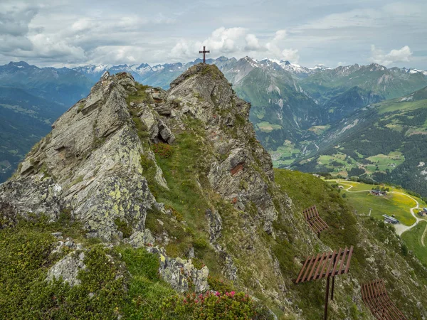 Panorama alpino dalla cima rocciosa — Foto Stock