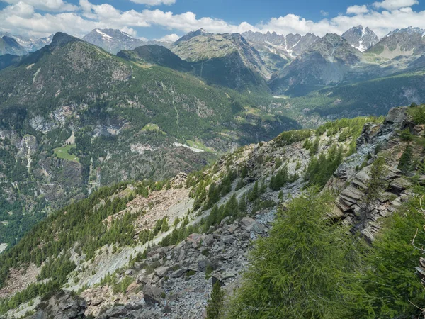 Krajobraz górski Alp Włoskich w pobliżu Sondrio — Zdjęcie stockowe