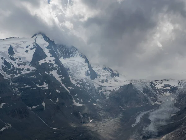 Paesaggio alpino con cime frastagliate e ghiacciaio — Foto Stock