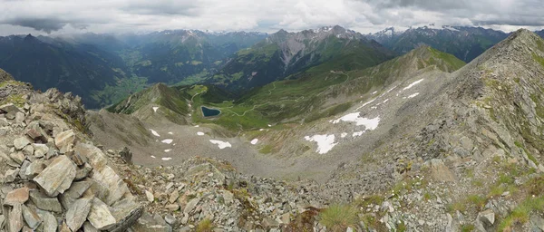 Альпийская панорама с скалистой вершины — стоковое фото