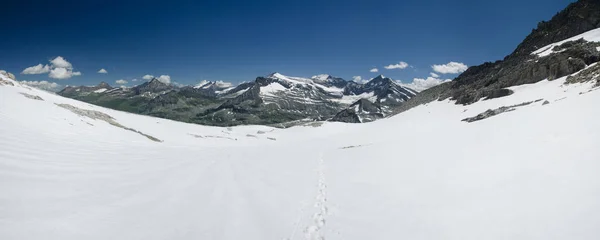 Alpine Landschaft mit Gletscher und zerklüfteten Felsgipfeln — Stockfoto