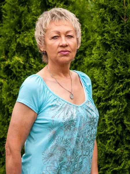 Femme mûre marchant dans le parc. Souriant et regardant la caméra — Photo