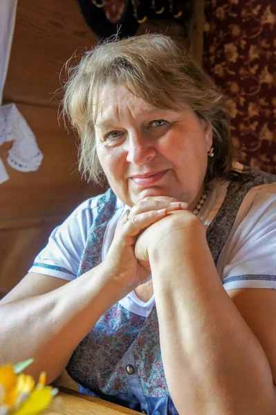 Volwassen vrouw lunchen in een café — Stockfoto