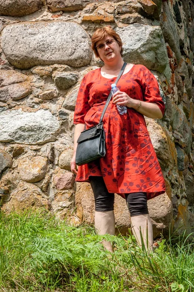 Pensoso maturo paffuto donna cammina per le strade della città vecchia — Foto Stock