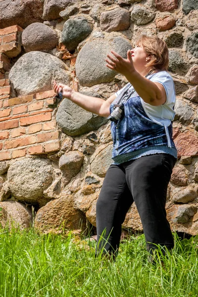 Pensive volwassen mollige vrouw loopt de straten van de stad — Stockfoto