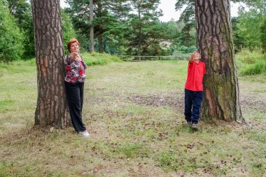 Anne ve oğlu parkta yürüyor..