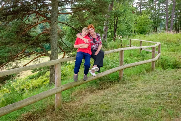 Mère et fils marchant dans le parc de la ville . — Photo