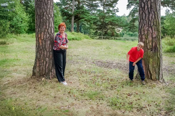 Mutter und Sohn spazieren im Stadtpark. — Stockfoto