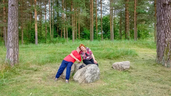 Mor och son promenader i stadsparken. — Stockfoto