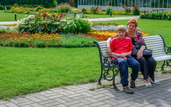 Mor och son promenader i stadsparken. — Stockfoto