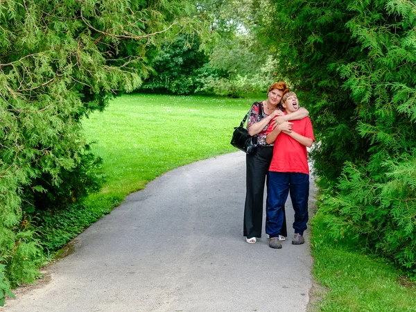 Anne ve oğlu parkta yürüyor.. — Stok fotoğraf