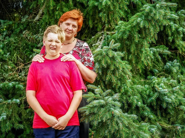 Moeder en zoon wandelen in het stadspark. — Stockfoto