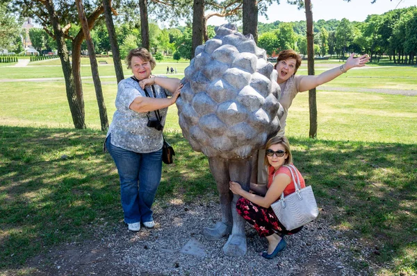 A group of Mature tourists relax in a city Park — Stock Photo, Image