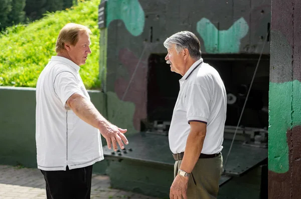 Volwassen mannen, toeristen, wandelen en socialiseren in de stad Park op een S — Stockfoto