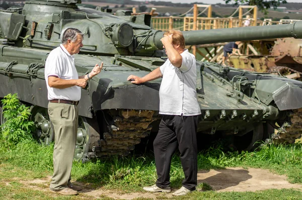 Olgun erkekler, turistler, şehir parkında yürümek ve sosyalleşmek. — Stok fotoğraf