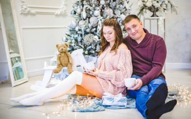 Bir erkek kız arkadaşına Noel hediyesi verir.. 