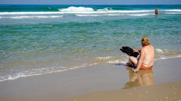 Mature man with flippers going swimming — Stock Photo, Image