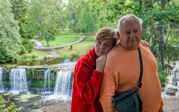 Ein reifes Ehepaar entspannt sich und macht Fotos im Stadtpark — Stockfoto