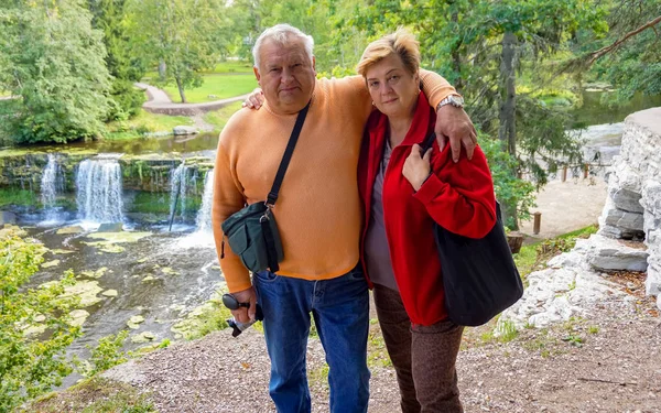 Ein reifes Ehepaar entspannt sich und macht Fotos im Stadtpark — Stockfoto