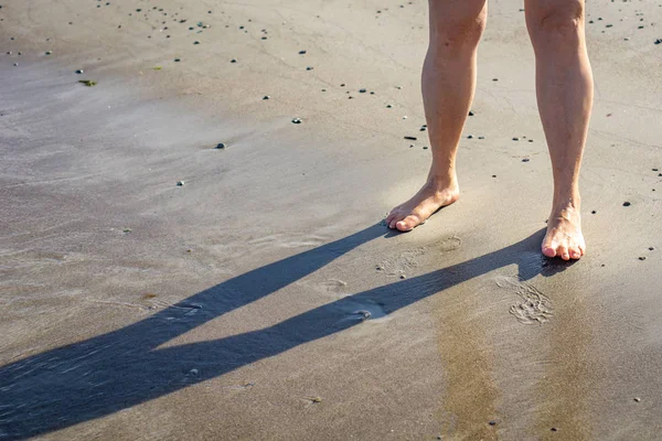 Gambe della donna matura sotto il ginocchio sulla spiaggia estiva — Foto Stock