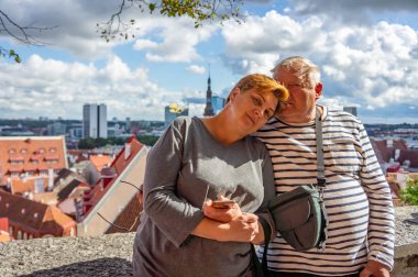 Olgun evli bir çift eski şehrin sokaklarında yürüyor.. 