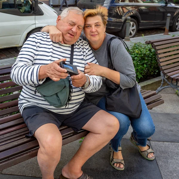Starší manželé se procházejí po ulicích starého města. Relax — Stock fotografie