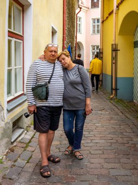 Olgun evli bir çift eski şehrin sokaklarında yürüyor.. 