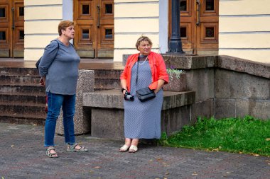 Olgun, tombul iki kadın eski kasabada dolanıyor ve fotogra oluyorlar.