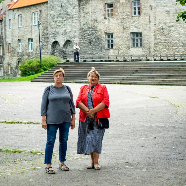 두 명의 성숙 한 통통 한 여성들 이 구 시 가지를 걸어 다니고 있습니다. 그리고 포토그라 입니다. — 스톡 사진