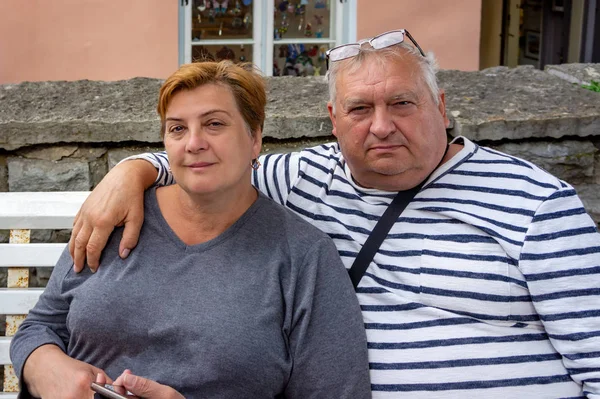 Una pareja de casados maduros pasea por las calles de la ciudad vieja. Relájate. — Foto de Stock