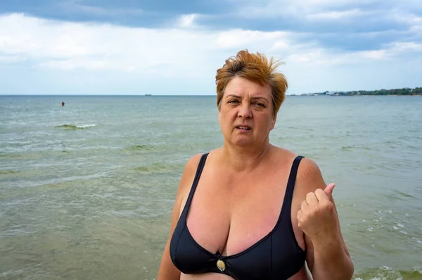 Mature Woman Walks Shore Baltic Sea Looks Photographer Smiles — Stock Photo, Image